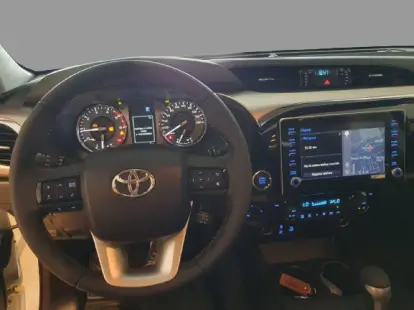 Tecnologia Avançada e Conforto Interior - Toyota Hilux